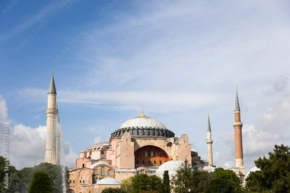 Fototapeta premium Hagia Sophia kopuły i minarety na starym mieście w Stambule w Turcji