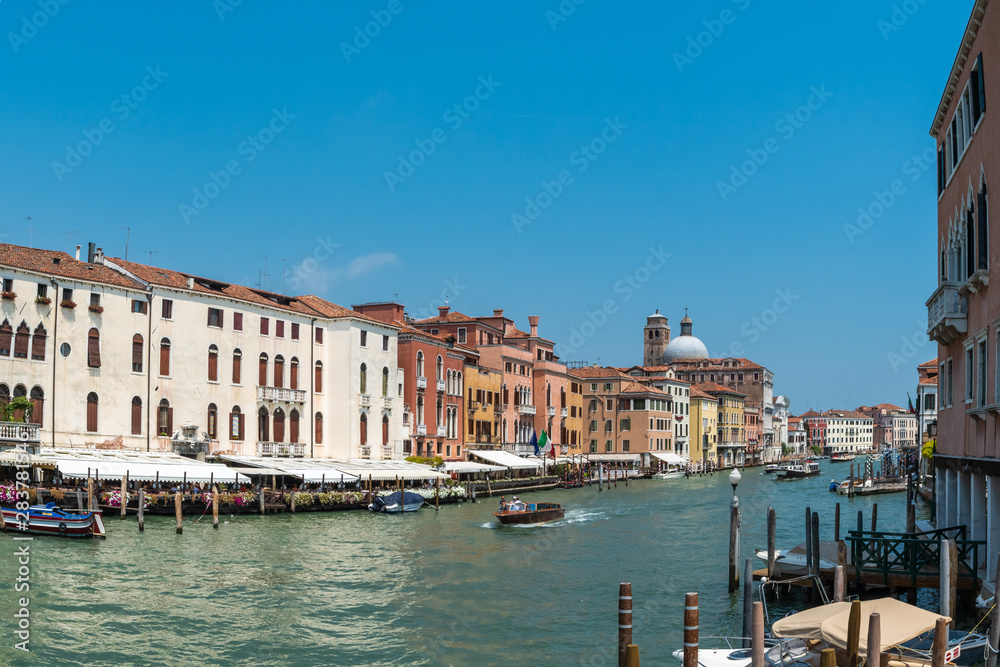 Wasserstadt Venedig mit Canal Grande mit Gondeln und Motorbooten