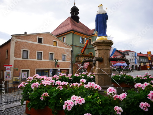 Marienbrunnen in Furth im Wald mit Blick aufs Rathaus photo