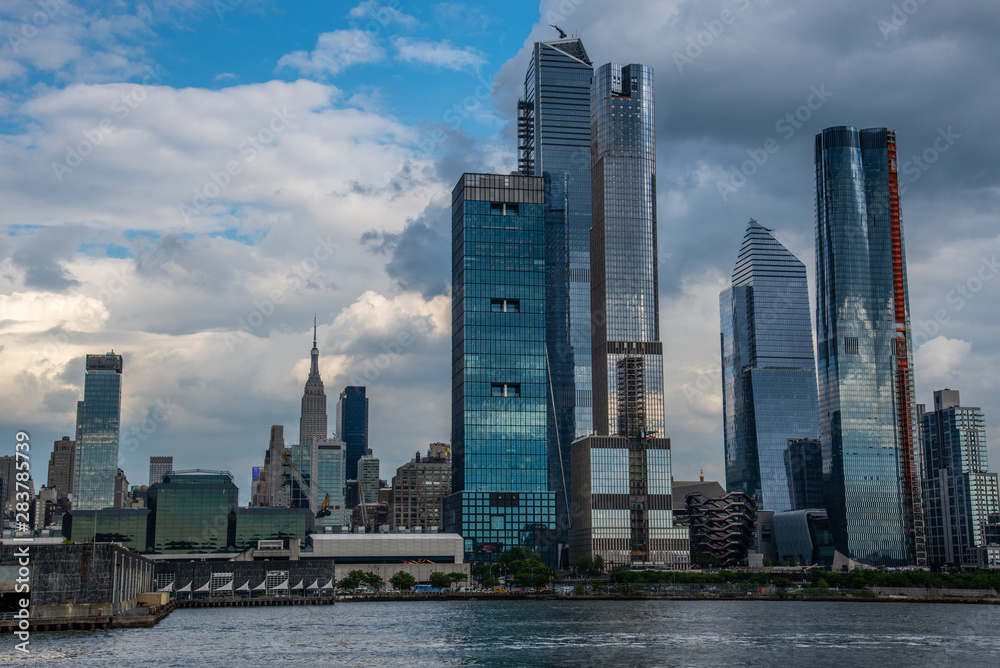 Obraz premium Hudson Yards from a boat in the Hudson River