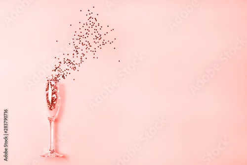 Obraz Konfetti w kształcie gwiazdy na różowym tle.