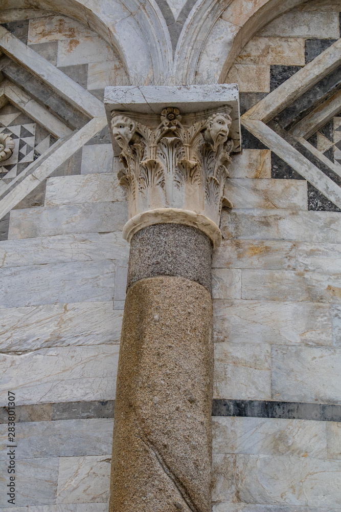 Adereços de coluna romana e outras eras encontradas pela Itália. Ornamentos que marcaram a época e as culturas.