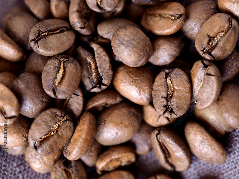 Fototapeta premium texture of roasted coffee beans