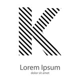 Logotipo con letra K con patrón rayado en diagonal en color negro 