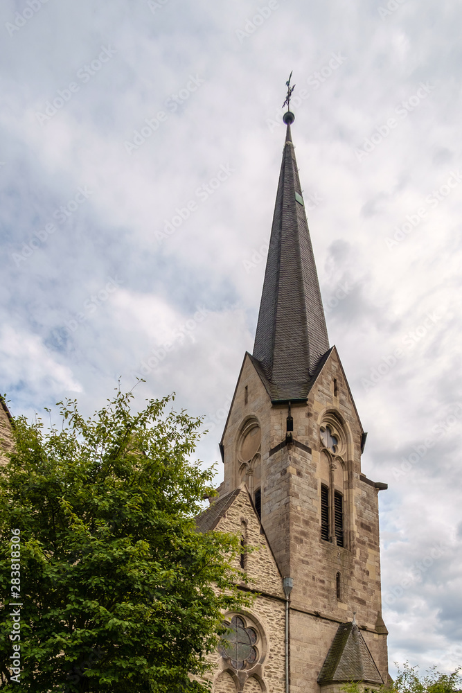 Markuskirche in Braubach am Rhein vor blauem Himmel mit weißen Wolken