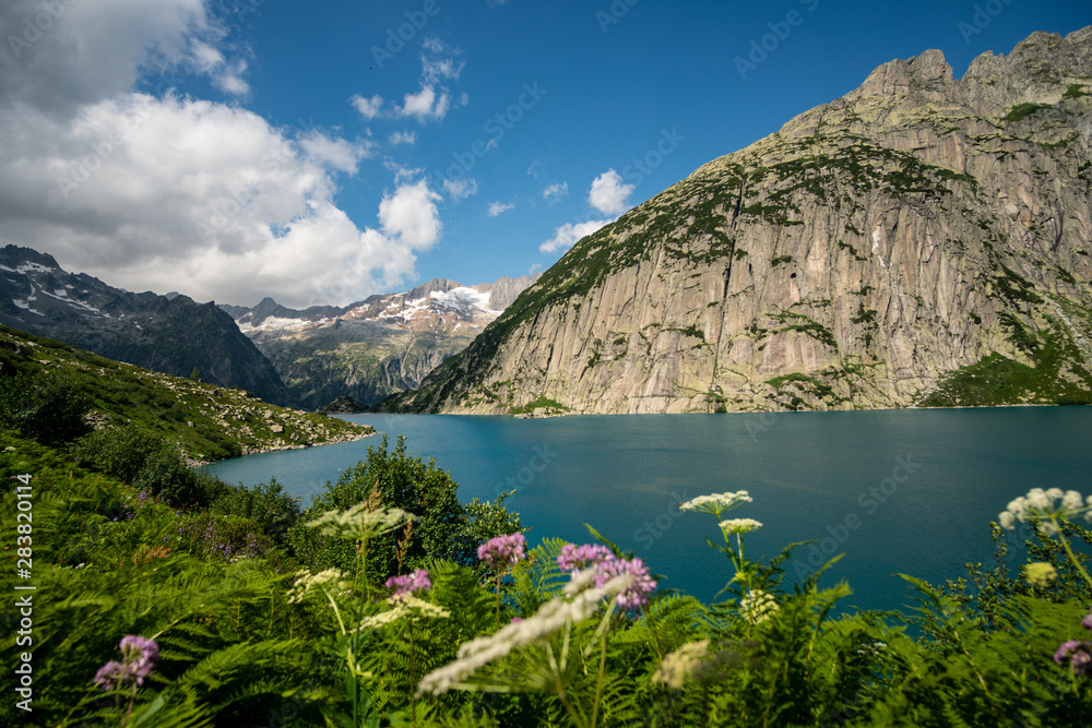 Gelmersee in den Schweizer Bergen an einem schönen Sommertag 