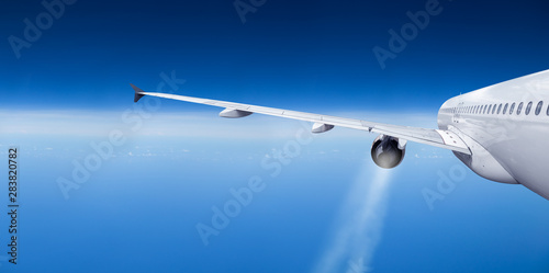 Εκτύπωση καμβά outside view on passenger airline airplane rear view with contrails from jet eng
