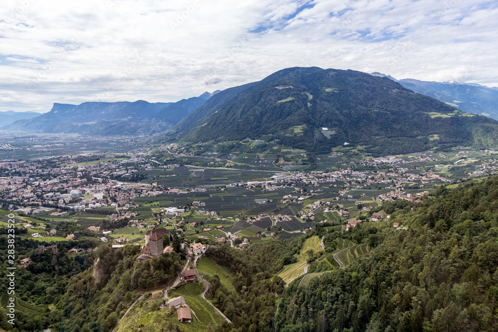 Blick auf Schloss Tirol, Etschtal, Südtirol, Italien