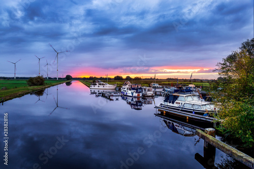 Tableau sur toile Sunrise near Dykhausen in east frisia on a cold morning
