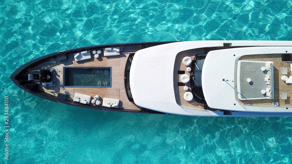 Φωτογραφία Aerial drone top view photo of large yacht - boat with pool area docked in tropi