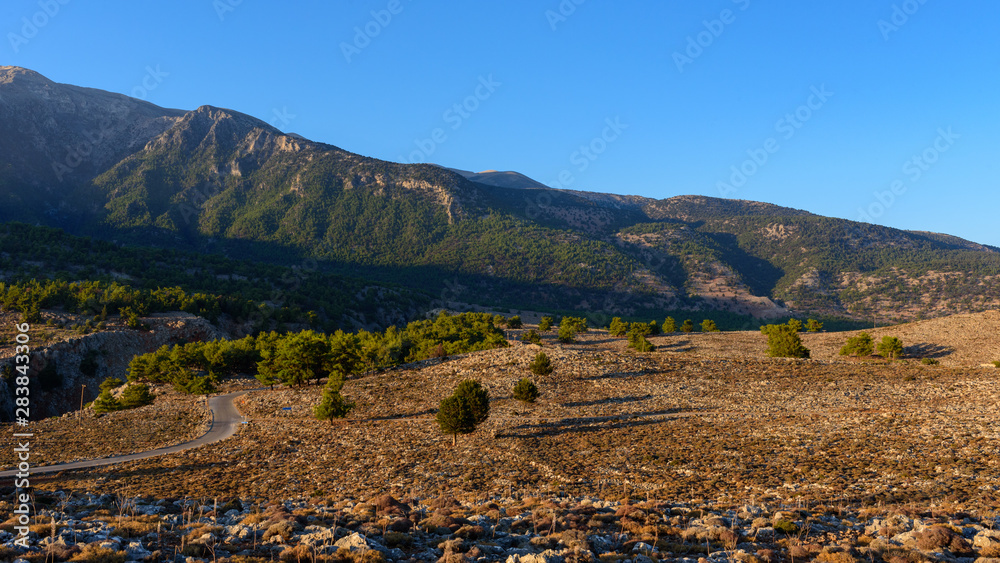 Montagnes arides désert en Grèce en Crête