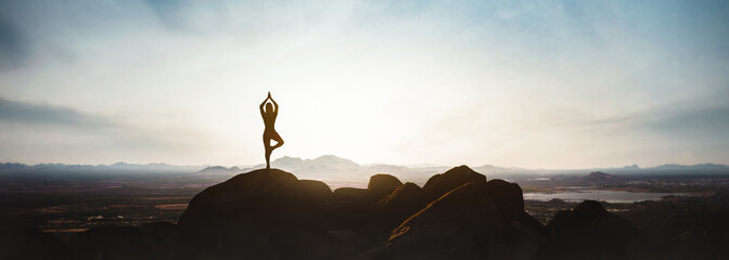 Fototapete Yogaschule Frau macht Yoga auf dem Berg  © Jess rodriguez