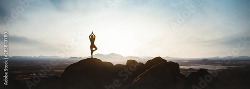 Fotografia woman doing yoga on the mountain