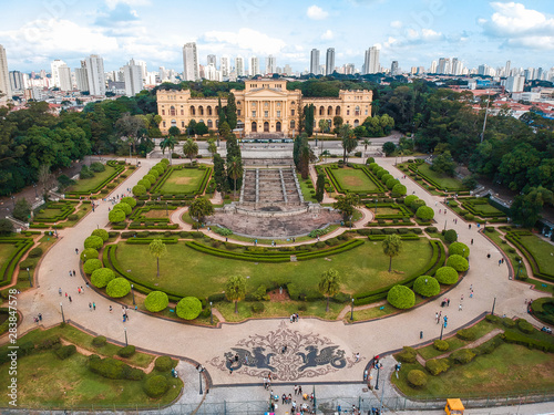 Vista aérea do Museu do Ipiranga em São Paulo [drone] - Museu Paulista