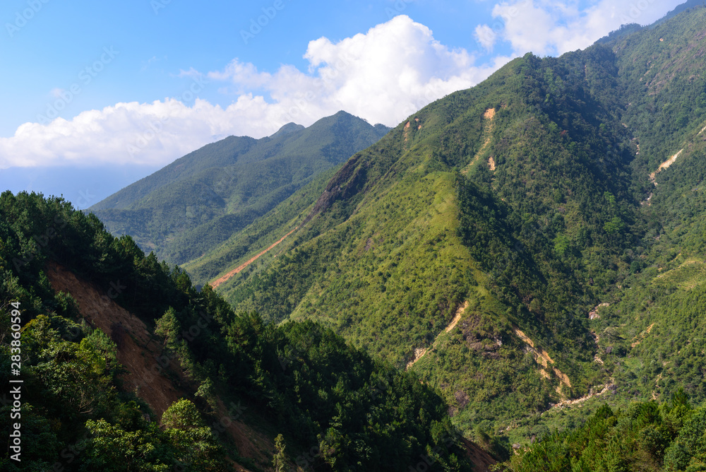Vues larges sur les montagnes vietnamienne du nord