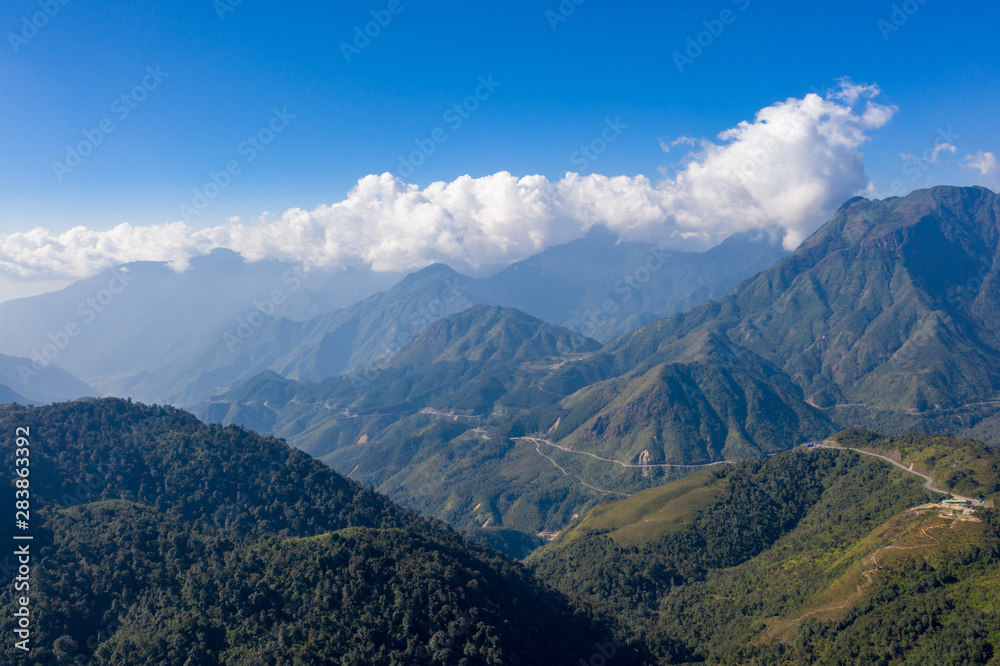 Naklejka premium Vue des montagne du Nord Vietnam traversée par une route