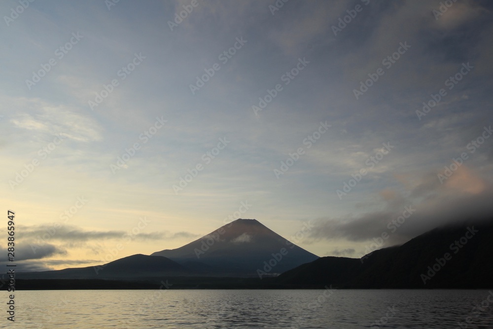 山梨県 本栖湖畔の赤富士 山梨県 本栖湖畔の赤富士