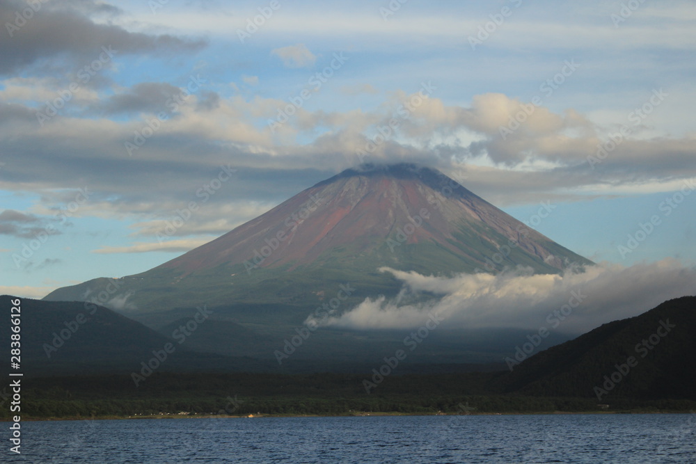 山梨県　本栖湖畔の赤富士