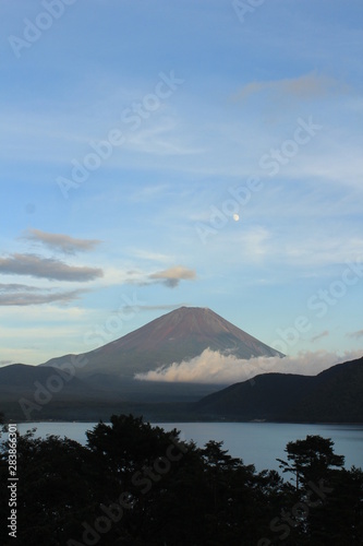 山梨県 本栖湖畔の赤富士