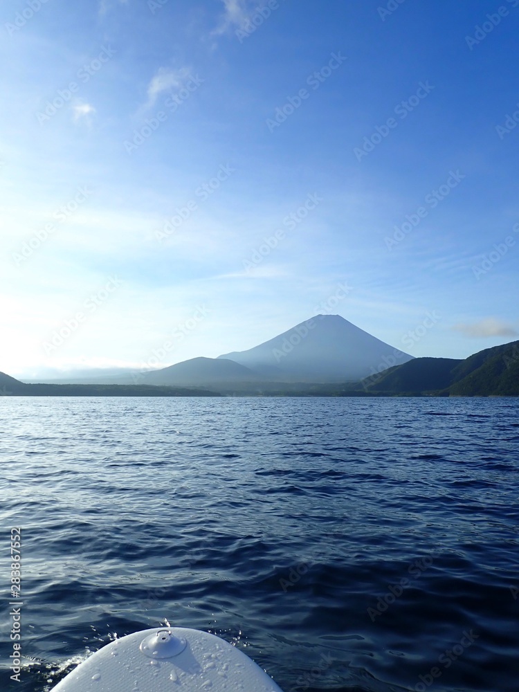 山梨県　本栖湖越しの富士山
