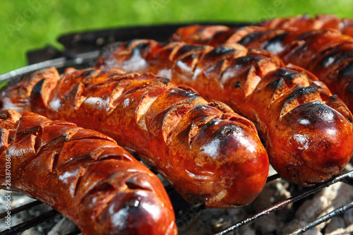 Foto Grilling Sausages on barbecue grill