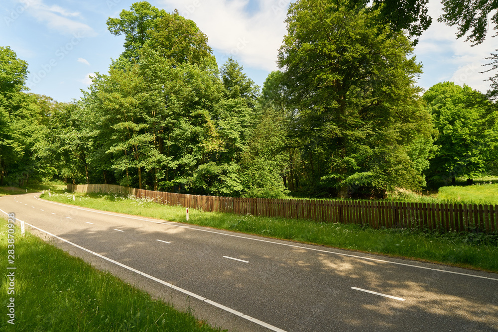 Landstraße im Sommer durch grüne Natur Landstraße im Sommer durch grüne Natur