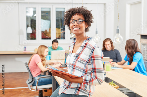 Multikulturelle Frau als Gründer in einem Meeting