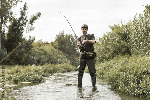 Man fishing at the river © Freepik
