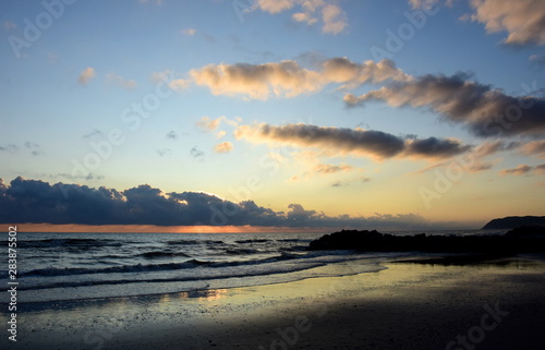 Sonnenaufgang über dem Meer mit atemberaubender Wolkenstimmung © Zeitgugga6897