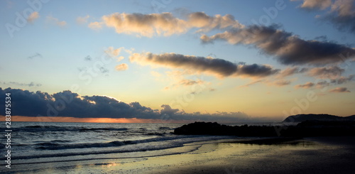 Sonnenaufgang   ber dem Meer mit atemberaubender Wolkenstimmung