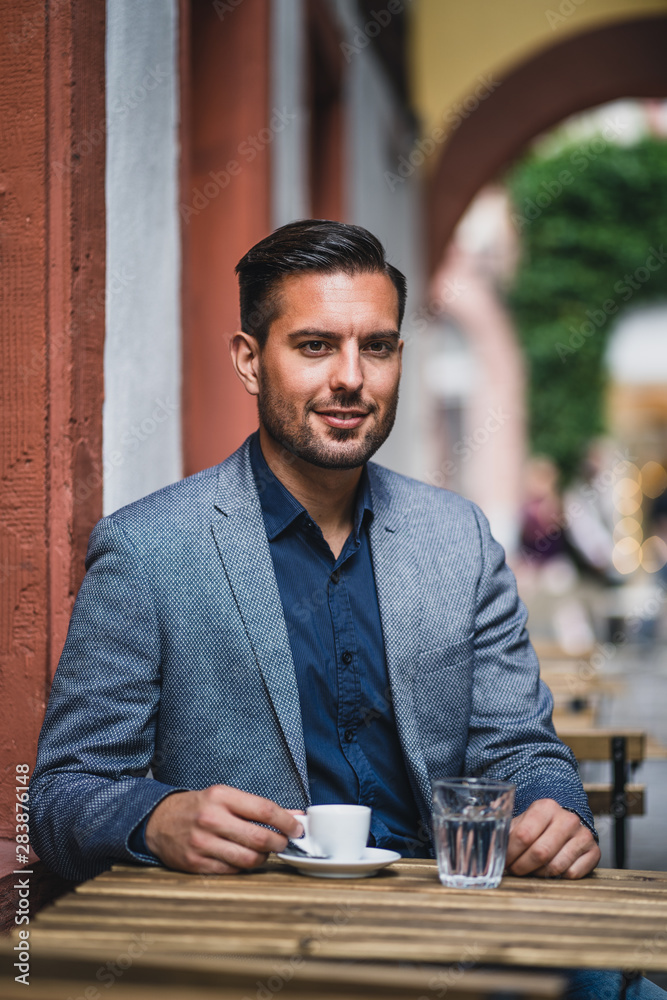 Mann Businesslook in der Stadt