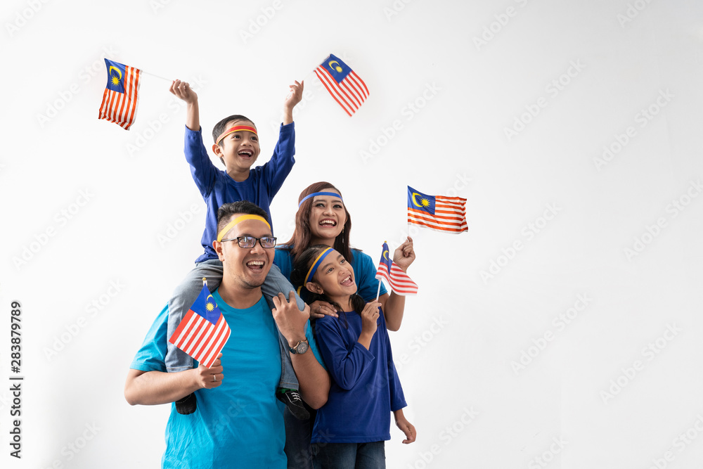Obraz premium malaysia family with attributes and flag for celebrating independence day