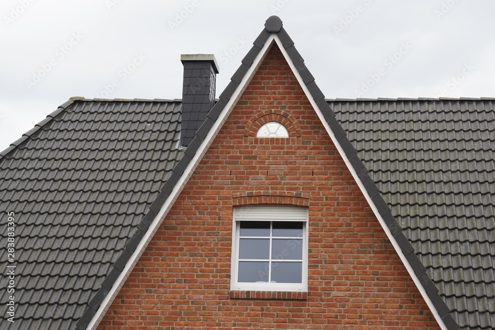 Moderne Fenster in einer Fassade eines Hauses