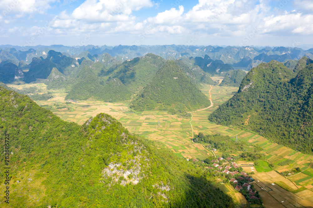 Obraz premium Une carrefour au milieu des montagnes