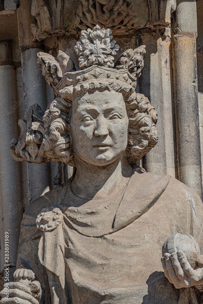 Obraz premium Wall figure of the queen at main facade of catholic cathedral in Magdeburg, Germany, closeup, details