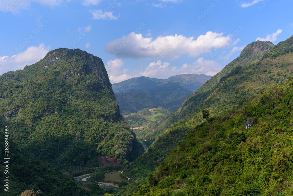 Vue sur les montagnes vietnamiennes du nord