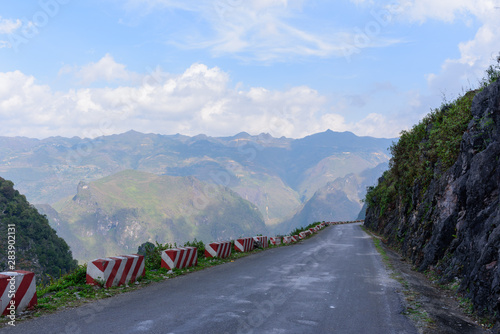 Vue sur les montagnes du Vietnam du Nord et de rizières ainsi que de routes