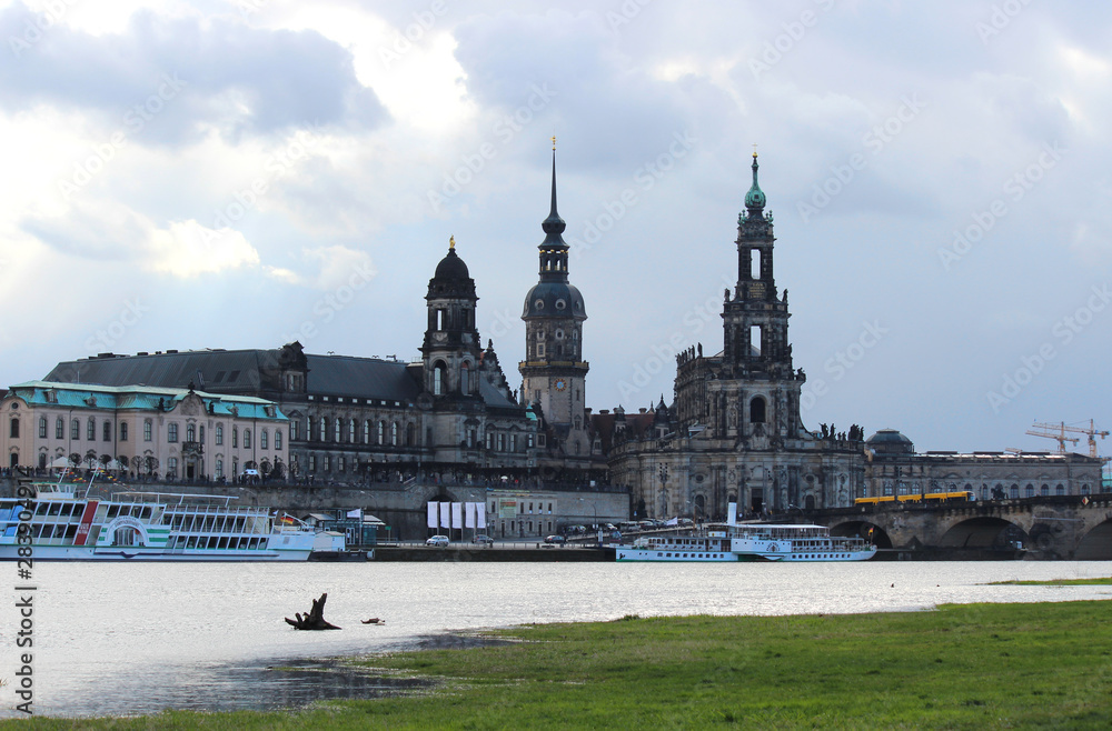 Dresden an der Elbe im April