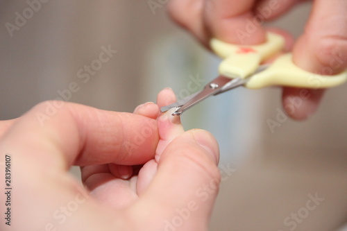 Nagelpflege bei einem Baby