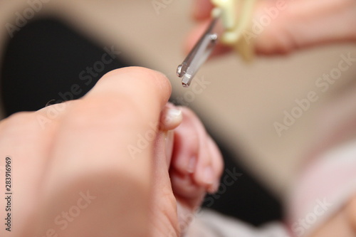 Nagelpflege bei einem Baby 