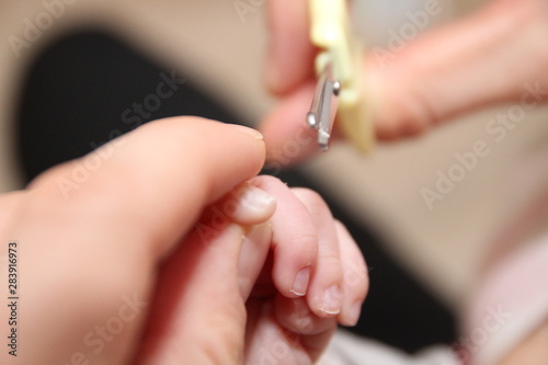 Nagelpflege bei einem Baby