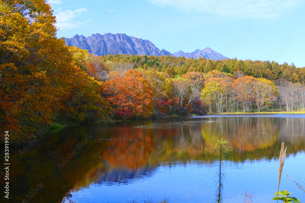 上信越国立公園。秋の小鳥ヶ池より戸隠連峰を望む。長野　日本。１０月下旬。