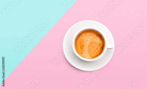 Kaffeetasse auf Rosa Hintergrund