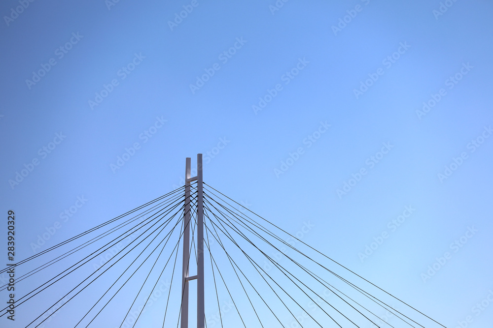 Brücke Brückenpfeiler mit Stahlseilen