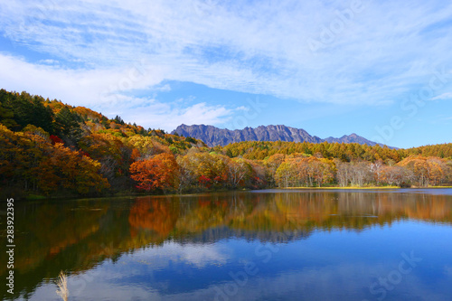 上信越国立公園。紅葉の小鳥ヶ池から戸隠連峰を望む。長野 日本。１０月下旬。