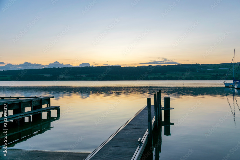 Obraz premium small boat dock early in the morning before sunrise, dusk