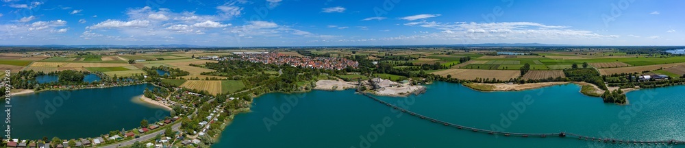 Panoramaaufnahme von oben vom Hessischen Ried/Deutschland mit Baggerseen