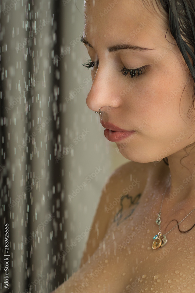 Obraz premium Naked girl in the shower