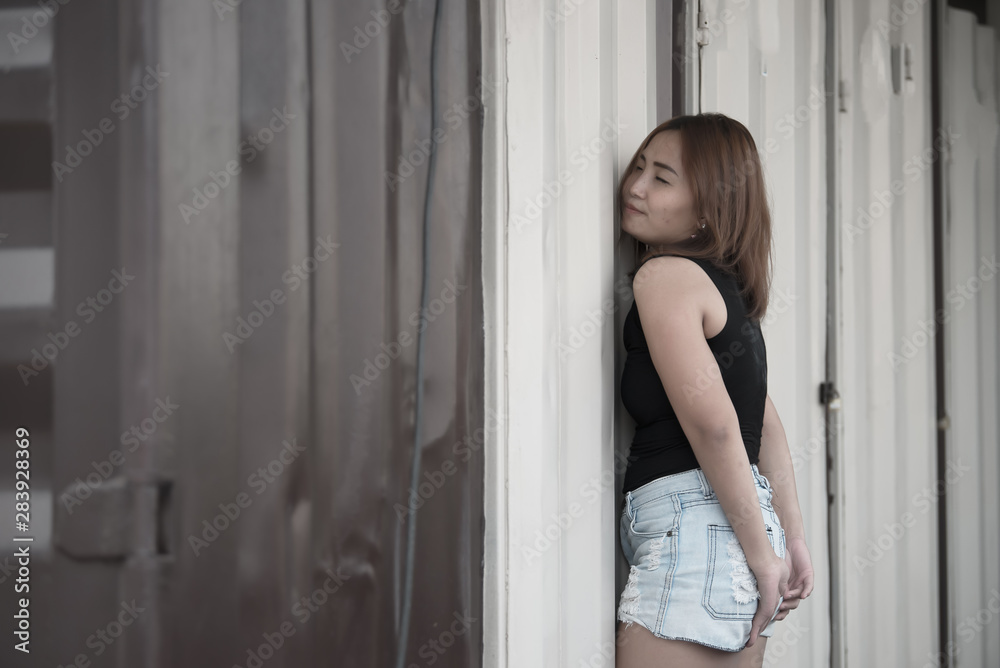 woman pain shit serious, she wants to use the toilet as soon as possible woman pain shit serious, she wants to use the toilet as soon as possible