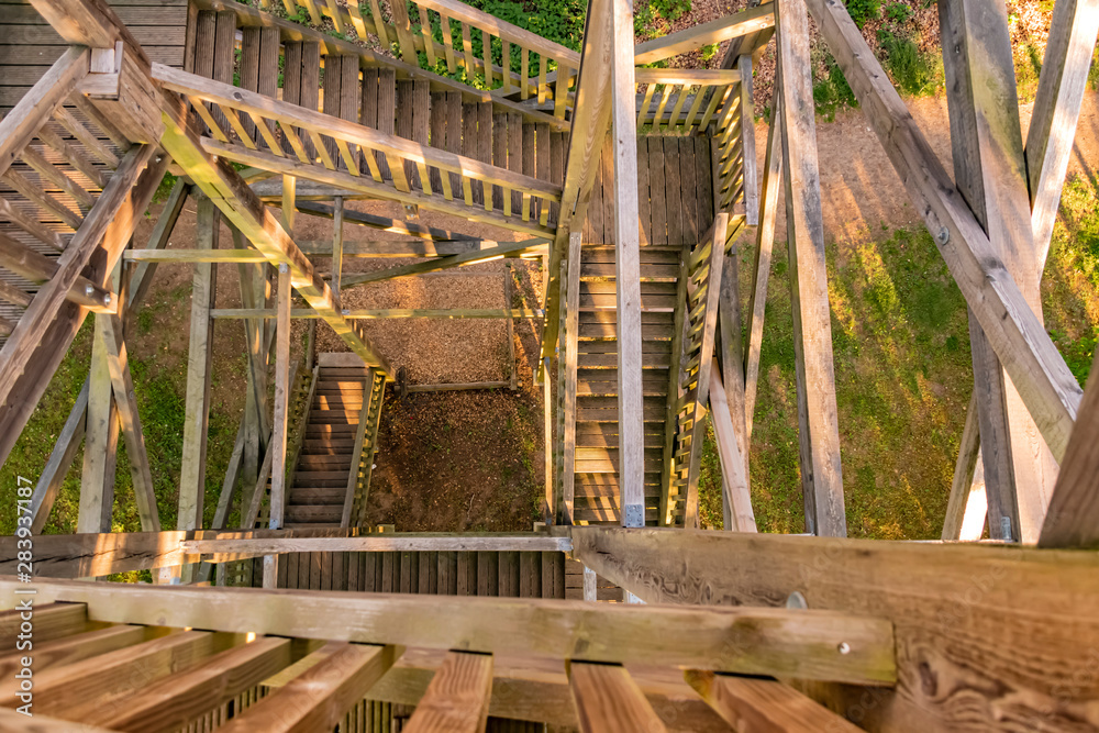 Fototapeta Widok z góry do wnętrza drewnianej wieży widokowej.